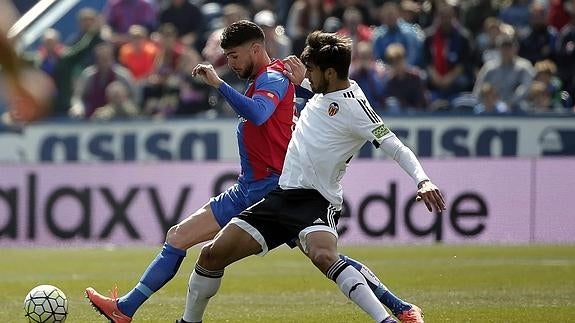 Un gol de Rossi da vida al Levante ante un Valencia sin alma