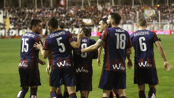 El Eibar acaricia la permanencia y se la complica al Rayo