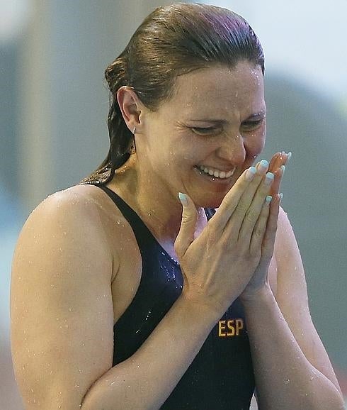 Melani Costa agarra el último clavo de la piscina