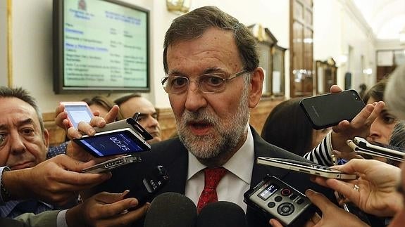 Rajoy pospone la llamada a Sánchez hasta que el PSOE se reúna con Podemos