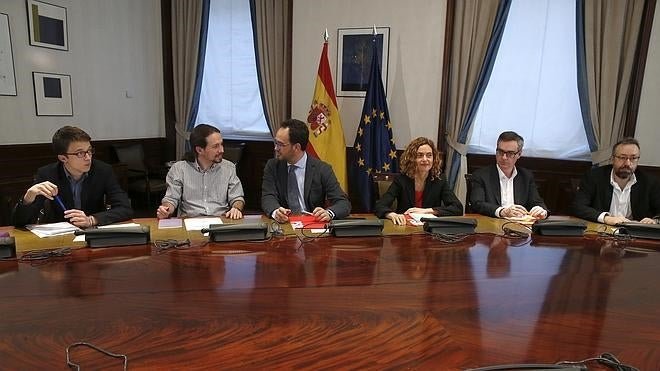 El PSOE sólo logra que Podemos y Ciudadanos no se levanten de la mesa