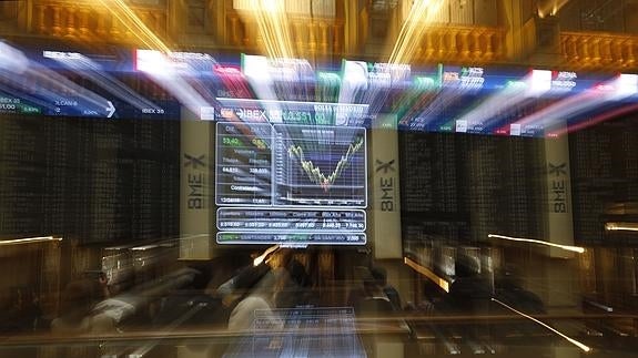 El Ibex-35 pierde un 0,12% en el día, pero gana un 5% en la semana