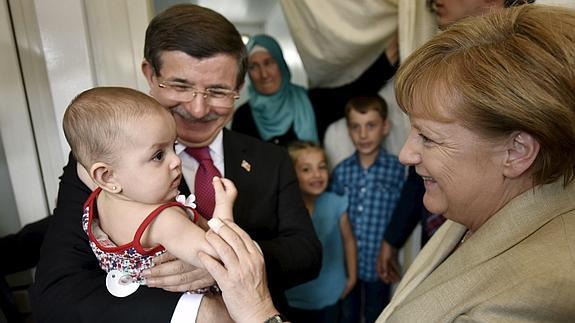 Merkel visita un campo de refugiados en Turquía en plena tensión por el acuerdo migratorio