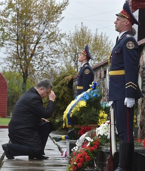 Velas y flores para recordar a las víctimas de Chernóbil 30 años después