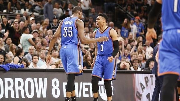 Westbrook y Durant ponen a Thunder a un triunfo de la final de la Conferencia Oeste