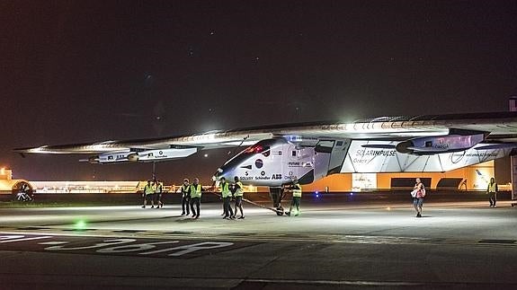 Solar Impulse 2 aterriza en Oklahoma después de más de 18 horas de vuelo