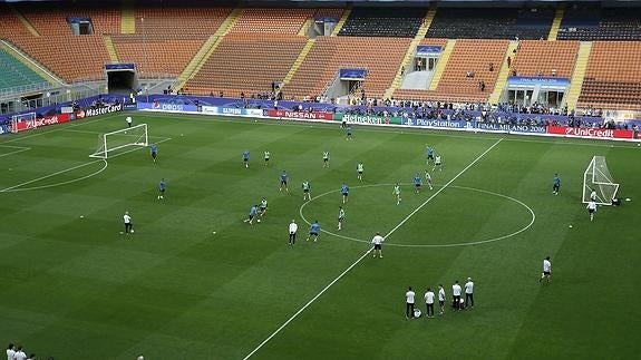 El césped de San Siro, primera 'bronca' de la final