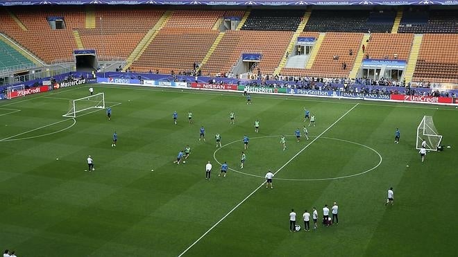 El césped de San Siro, primera 'bronca' de la final