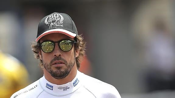 Alonso se echa el equipo a la espalda