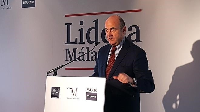 De Guindos advierte de que si España no mantiene el crecimiento habrá que «implementar recortes»