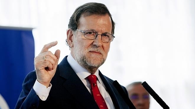 Rajoy advierte al PSOE de que Podemos le está «mojando la oreja»