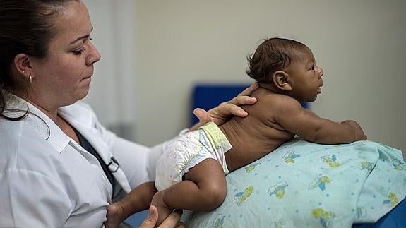 Una embarazada infectada por el zika en Cataluña da a luz a un bebé sano