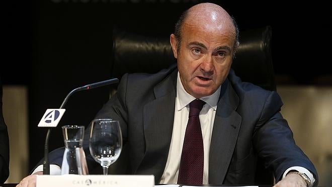 De Guindos afirma que es compatible bajar el IRPF y reducir el déficit