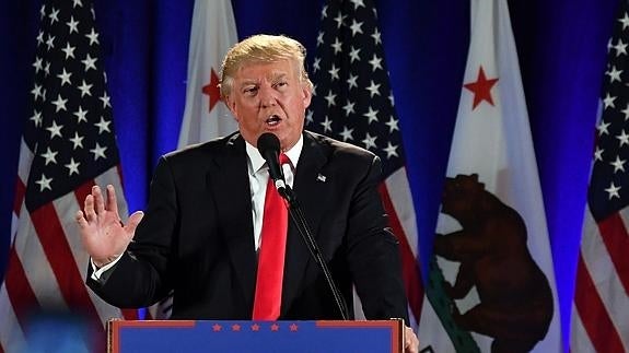 Trump cree que Clinton debería ir a prisión por su mal uso del correo electrónico