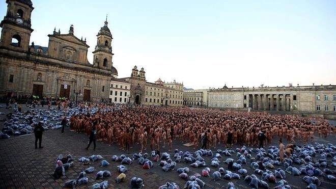 Tunick desnuda a más de 6.000 personas frente al Congreso de Colombia