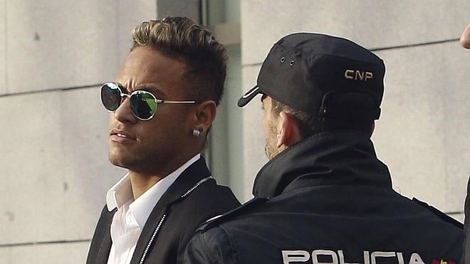 El fiscal propone juzgar a Neymar, sus padres y a Sandro Rosell