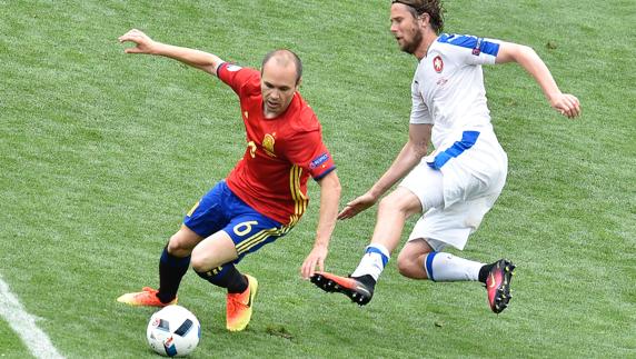 Europa, a los pies de Iniesta