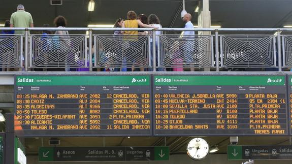 Retrasos y trenes más llenos por la huelga de Renfe