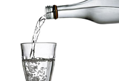 Cómo debe ser el agua que toman las personas mayores