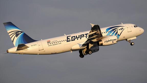 Expertos inician los análisis de las cajas negras del avión de EgyptAir