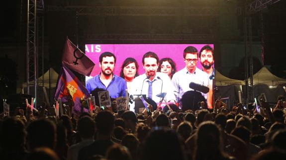 Rajoy, eufórico; Iglesias, desolado