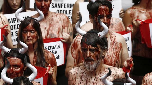 Un centenar de activistas se baña en sangre artificial para protestar contra los Sanfermines