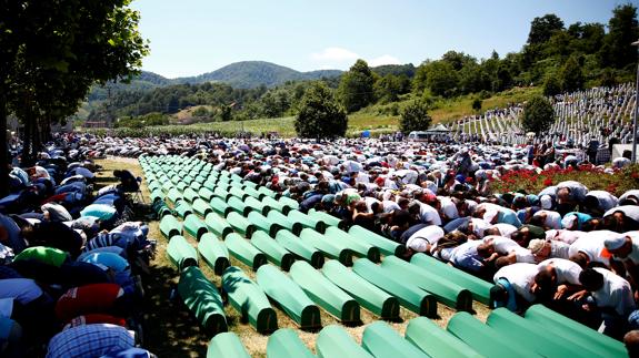 Bosnia da sepultura individual a 127 víctimas de la masacre de Srebrenica