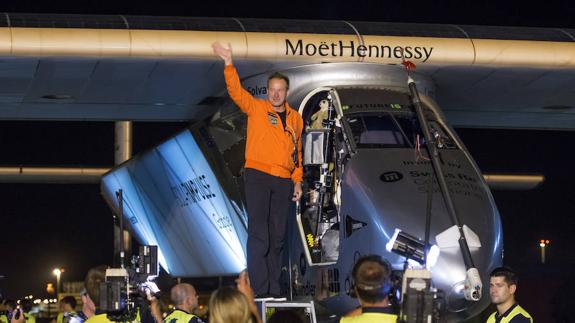 El Solar Impulse II despega de Sevilla con rumbo a El Cairo