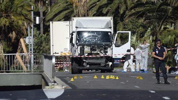 Un hombre se colgó del camión del asesino de Niza para intentar detenerlo