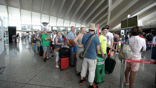 Los aeropuertos españoles reciben casi un 12% más de pasajeros en lo que va de año tras un julio de récord