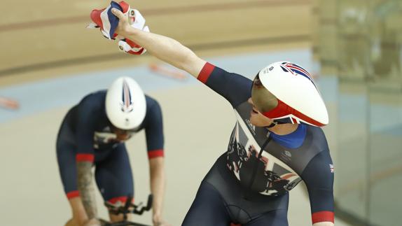 Wiggins gana otro oro y pierde un amigo