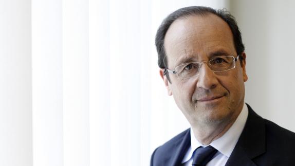 Hollande acusa a un cercano de Carla Bruni de haber filtrado las fotos con Julie Gayet