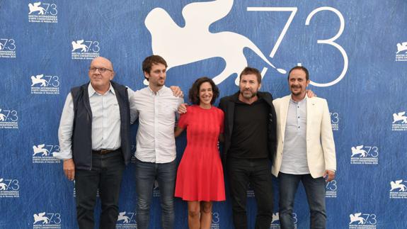 Raúl Arévalo presenta su primer filme, 'Tarde para la ira', en la Mostra