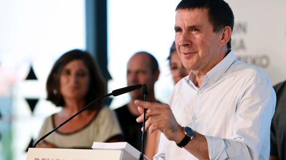 Otegi presenta una guía de propuestas que incluye acelerar el desarme de ETA