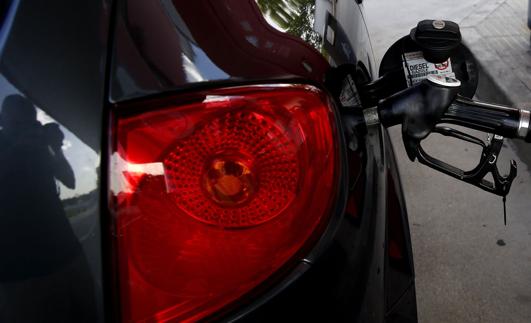 La gasolina y el gasóleo se abaratan un 0,6% e interrumpen las subidas iniciadas en agosto