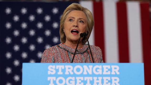 Clinton vuelve a la campaña con ataques a Trump y la promesa de «no abandonar»