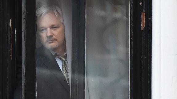 Suecia mantiene la orden de arresto contra Julian Assange