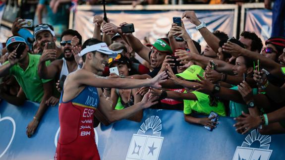 Mario Mola gana el título mundial en un dramático final