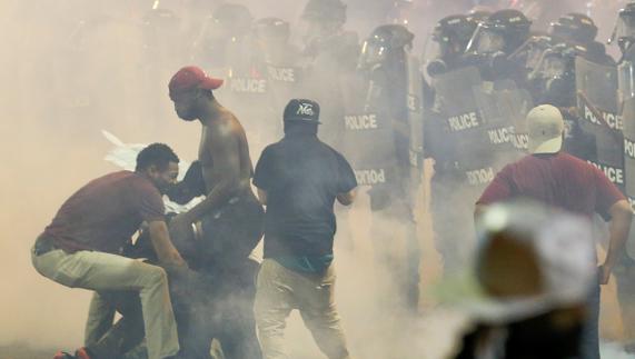 Charlotte declara el estado de emergencia tras la segunda noche de protestas