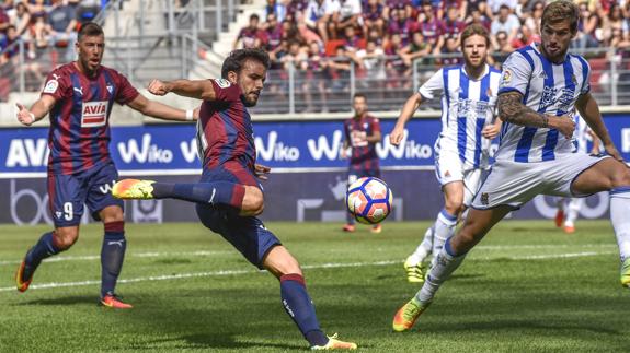 El Eibar gana a una Real Sociedad con 10 futbolistas