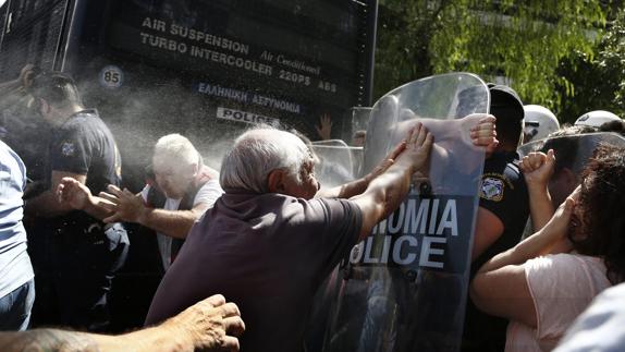 La Policía griega usa gases lacrimógenos contra los pensionistas