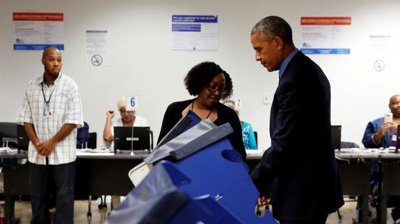 Obama vota por anticipado en las elecciones presidenciales de noviembre