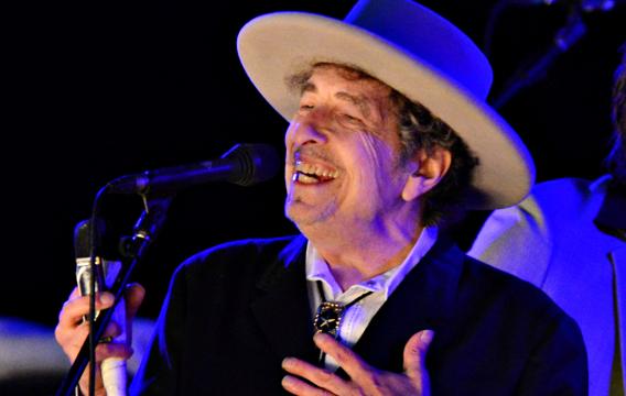 Bob Dylan reconoce el Nobel en su página web y después rectifica