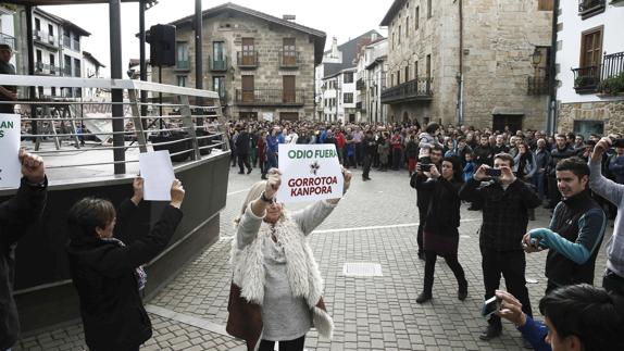 Abuchean a víctimas de ETA en Alsasua