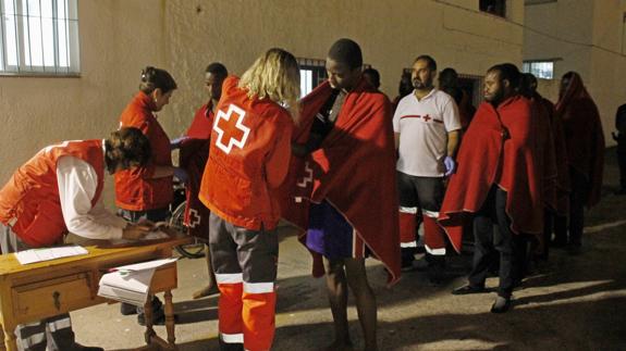 Trasladan al puerto granadino de Motril a 29 personas rescatadas de una patera