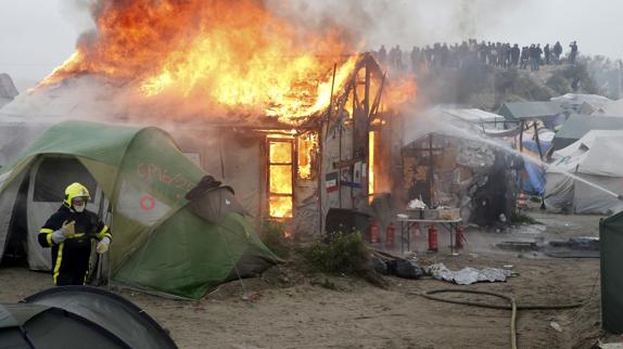 Múltiples incendios nocturnos en la 'jungla' de Calais