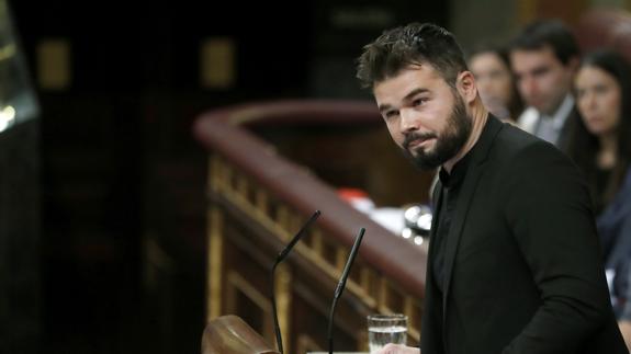 Rufián llama «traidores» a los socialistas, doblegados a una «cacique»