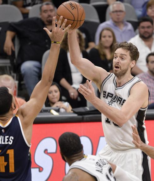 Hill y los triples provocan la primera derrota de los Spurs; Pau Gasol anota 8 puntos