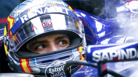 Carlos Sainz rinde homenaje a Senna en Sao Paulo