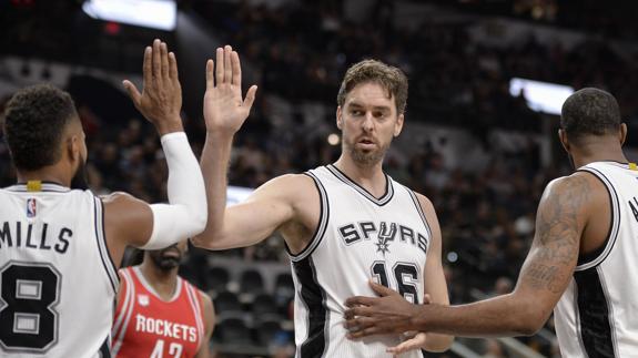 Pau Gasol acaba con la racha perdedora de los Spurs